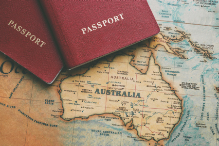 Reisepässe auf Australienlandkarte